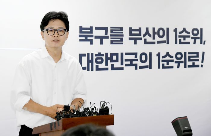 한동훈 무소속 부산 북구갑 당선인이 4일 오후 부산 북구 선거사무소에서 기자회견을 열고 소감을 전하고 있다. ⓒ데일리안 방규현 기자