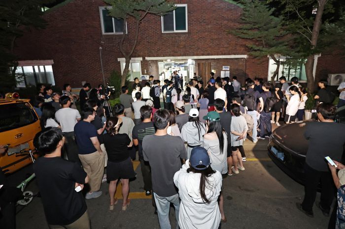 6·3 지방선거 본투표일인 지난 3일 투표용지 부족 사태로 투표시간이 오후 10시까지 연장된 서울 송파구 잠실7동 제2투표소 앞에 국민들이 모여 항의하고 있다. ⓒ연합뉴스