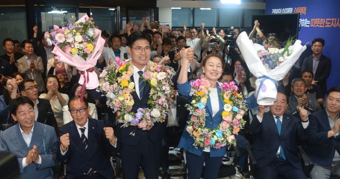 이원택(왼쪽) 더불어민주당 전북특별자치도지사 당선인을 비롯한 지지자들이 4일 전북 전주시 완산구 이원택 전북특별자치도지사 후보 선거사무소에서 당선을 축하하며 환호성을 지르고 있다. ⓒ뉴시스