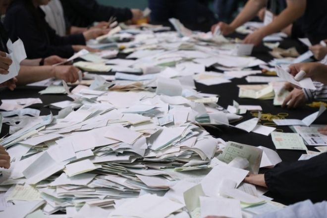 제 9회 전국동시지방선거 일인 지난 3일 개표사무원들이 투표용지를 분류하고 있다.ⓒ연합뉴스