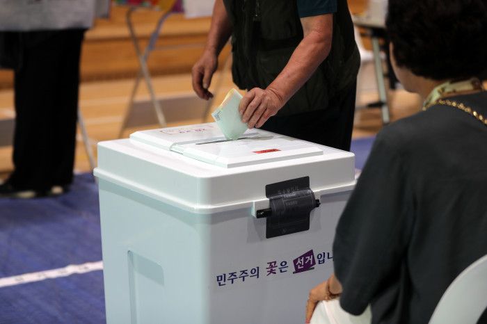 제9회 전국동시지방선거 투표일인 3일 강원 춘천시 강남동 제1투표소가 마련된 남춘천중학교에서 유권자들이 투표하고 있다.ⓒ연합뉴스