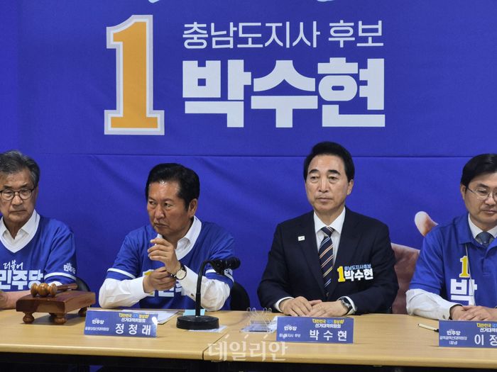 정청래 더불어민주당 총괄상임선대위원장과 박수현 충남도지사 후보가 1일 충남 천안 선거사무소에서 열린 중앙선거대책위원회의에서 참석자 발언을 경청하고 있다. ⓒ데일리안 김주혜 기자
