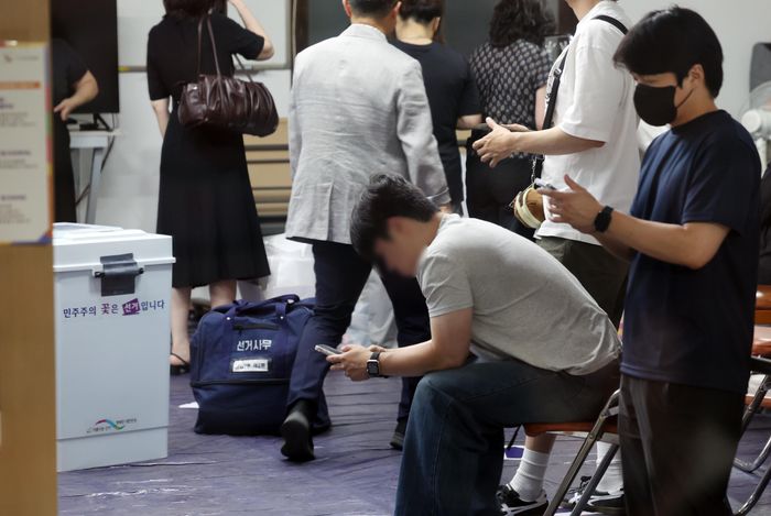제9회 동시지방선거일인 3일 오후 투표용지 부족으로 투표시간이 연장된 서울 송파구 잠실7동 제2투표소에 투표함이 놓여져 있다. ⓒ 뉴시스