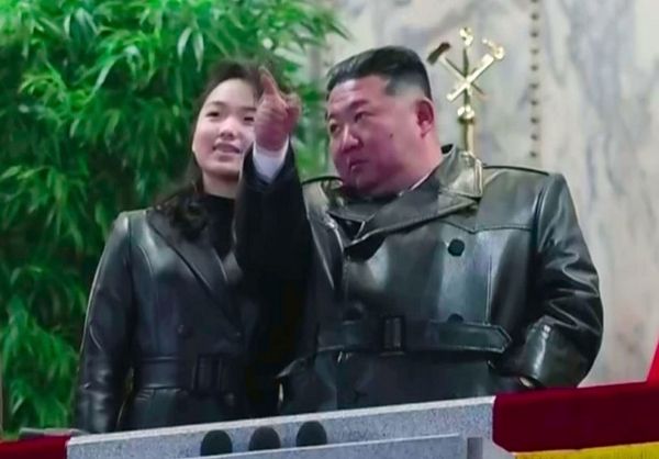 김정은 북한 국무위원장과 딸 김주애가 지난 2월 평양 김일성광장에서 열린 노동당 제9차 대회 기념 열병식에 참석했다. ⓒ뉴시스(조선중앙TV 갈무리)