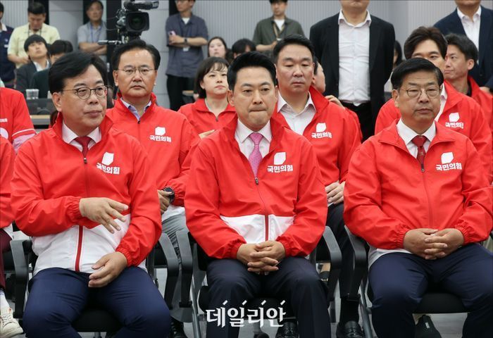 장동혁 국민의힘 대표를 비롯한 지도부 및 의원, 당직자들이 3일 오후 서울 여의도 중앙당사에 마련된 개표상황실에서 지방선거 및 국회의원 보궐선거 출구조사 방송을 지켜보고 있다. ⓒ데일리안 홍금표 기자