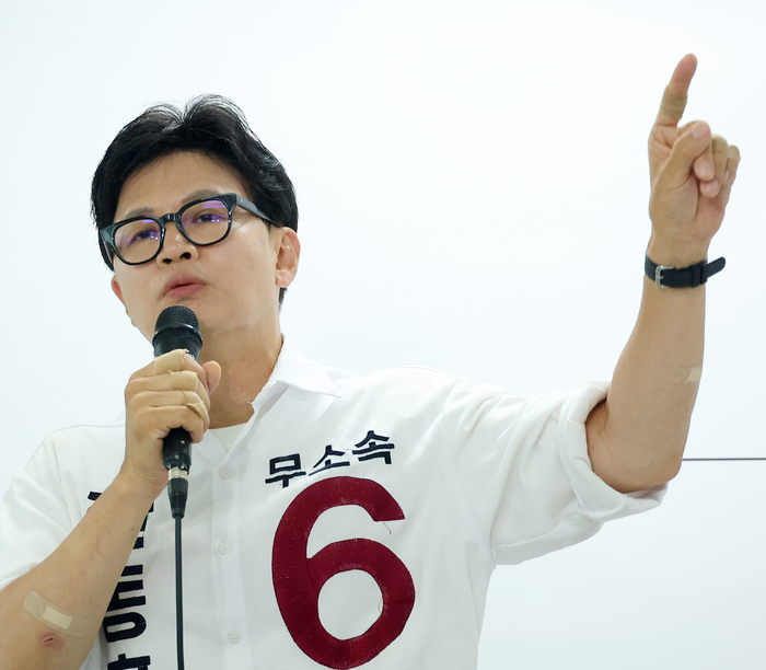 6·3 부산 북갑 국회의원 보궐선거에 출마한 무소속 한동훈 후보가 1일 부산 북구 선거사무소에서 기자회견을 하고 있다. 연합뉴스