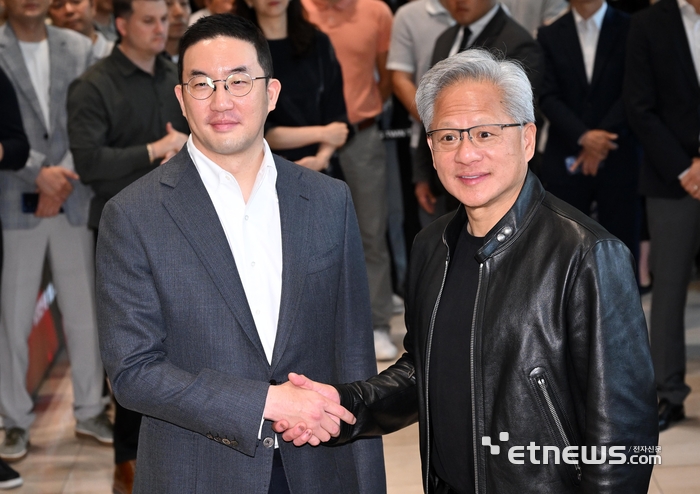 젠슨 황 엔비디아 최고경영자(CEO)가 8일 서울 여의도 LG트윈타워에서 구광모 LG그룹 회장과 회동 후 악수하고 있다.  이동근기자 foto@etnews.com