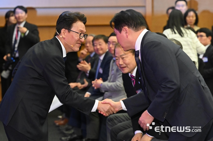김민석 국무총리가 23일 서울 중구 대한상공회의소에서 열린 '대한상의와 함께하는 K국정설명회'에서 특별강연 후 최태원 대한상의 회장과 악수하고 있다. 2026.03.23 이동근기자 foto@etnews.com