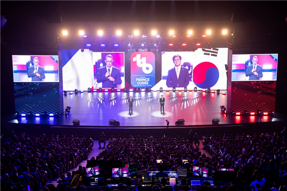 제롬 리부아지 프랑스 문화부 사무총장(왼쪽)과 문화체육관광부 최휘영 장관이 'K-팝 콘서트: 인기가요 인 파리' 시작에 앞서 한·불수교 140주년 기념 축사를 하고 있다. [콘진원 제공]