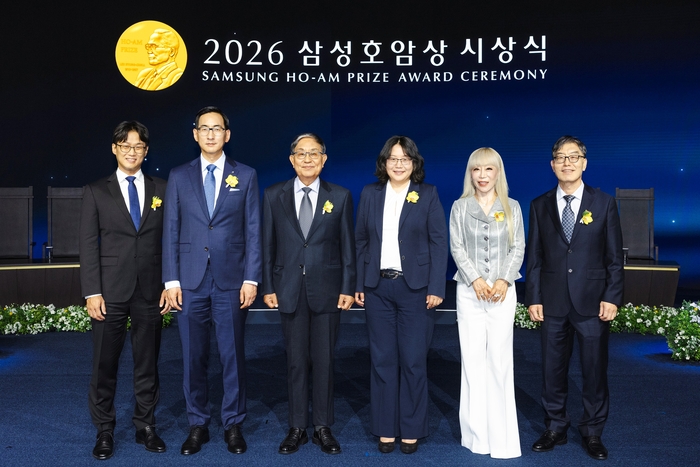 ·삼성호암상 수상자들이 6월 1일 서울신라호텔 다이너스티홀에서 열린 '2026 삼성호암상 시상식'에서 기념 촬영했다. (왼쪽부터) 과학상 물리수학부문 오성진 UC버클리 교수, 과학상 화학·생명과학부문 윤태식 위스콘신대 매디슨 교수, 공학상 김범만 포스텍 명예교수, 의학상 에바 호프만 코펜하겐대 교수, 예술상 조수미 성악가, 사회봉사상 오동찬 국립소록도병원 의료부장