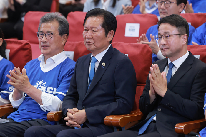차분하게 출구조사 결과 지켜보는 민주당 정청래 위원장. 연합뉴스