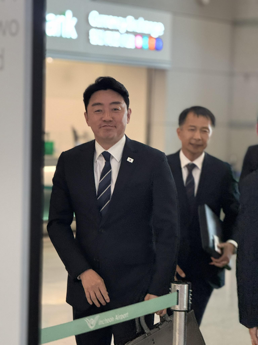 강훈식 대통령 비서실장이 31일 인천공항을 통해 캐나다로 출국하고 있다. 사진=강훈식 실장 페이스북