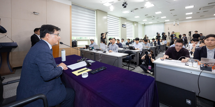 김성환 기후에너지환경부 장관이 4일 정부서울청사에서 열린 정부 출범 1주년 기자간담회에서 기자 질문에 답변하고 있다. 사진 출처 : 기후부