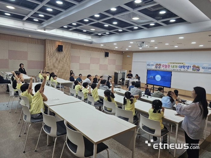 양주 드론봇인재교육센터와 서정대학교가 최근 양주감동어린이집 원아를 대상으로 드론 체험 프로그램을 운영했다. 양주시 제공.