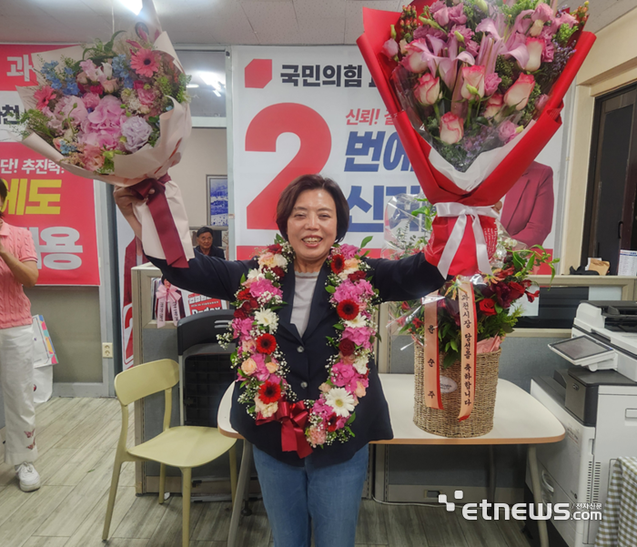 신계용 국민의힘 과천시장 당선인이 4일 당선이 확정된 뒤 선거사무실에서 기념 촬영을 했다. 캠프 제공.