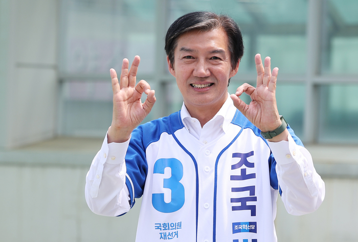 경기 평택을 국회의원 재선거에 출마한 조국 조국혁신당 후보가 2일 경기 평택시 안중읍에서 지지를 호소하고 있다. 연합뉴스