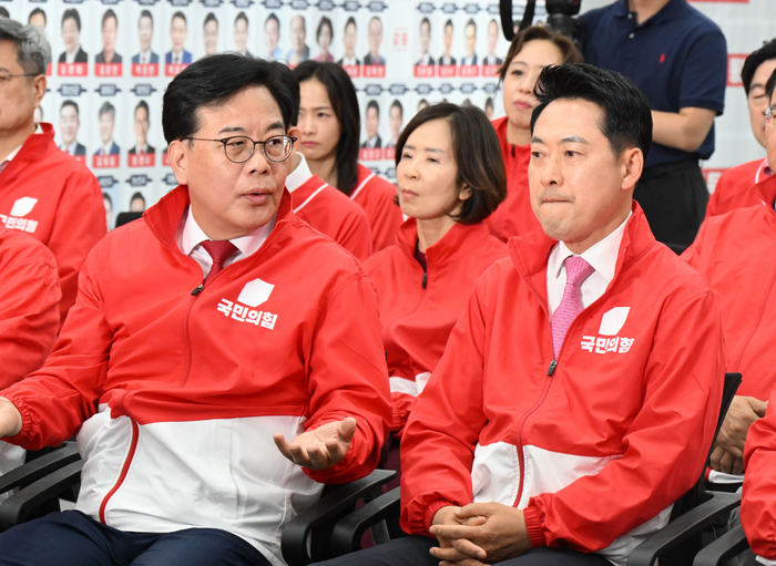 출구조사 결과 지켜보는 국민의힘 장동혁 상임선거대책위원장. 연합뉴스