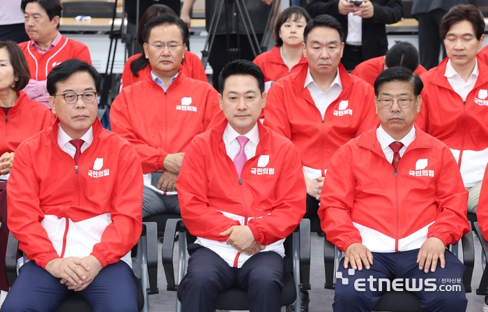 제9회 전국동시지방선거일인 3일 서울 여의도 국민의힘 당사에 마련된 개표상황실에서 장동혁 상임선거대책위원장 등 당 지도부가 방송3사 출구조사 결과를 시청하고 있다.