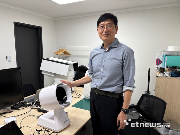 김양석 유투메드텍 대표가 인공지능(AI) 기반 부비동염 현장진단기기 '사이너스뷰' 앞에서 촬영했다.