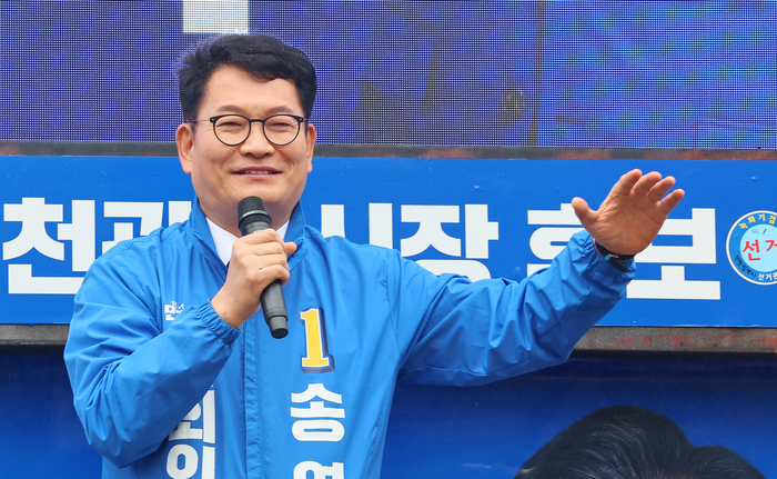 6·3 지방선거 공식 선거운동 첫날인 21일 송영길 더불어민주당 인천 연수갑 국회의원 보궐선거 후보가 미추홀구 옛 시민회관 쉼터에서 열린 같은당 박찬대 인천시장 후보의 출정식에서 발언하고 있다. 연합뉴스