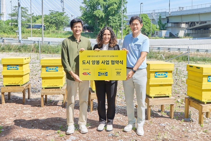 지난 5월 18일 한국도로공사, 어반비즈서울과 업무협약을 체결하고 (왼쪽부터) 박진 어반비즈서울 대표, 이사벨 푸치 이케아 코리아 대표 및 최고지속가능성책임자, 정영희 한국도로공사 서울경기본부장이 기념촬영을 하고 있다.
