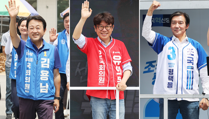 경기 평택을 국회의원 재선거에 출마한 더불어민주당 김용남 후보(왼쪽부터), 국민의힘 유의동 후보, 조국혁신당 조국 후보가 1일 경기도 평택시 안중시장에서 지지를 호소하고 있다. 연합뉴스