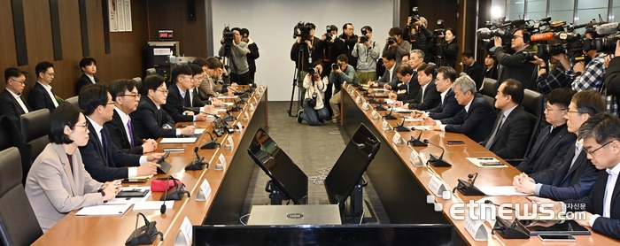 미국 국제경제비상권한법(IEEPA) 판결 관련 민관합동 대책회의가 23일 서울 중구 대한상공회의소에서 열렸다. 김정관 산업통상부 장관이 모두발언을 하고 있다. 이동근기자 foto@etnews.com