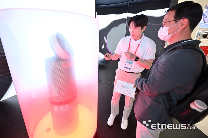 국내 최고 정보통신기술(ICT) 축제 '월드IT쇼 2026'이 22일 서울 강남구 코엑스에서 열렸다. LG전자 부스에서 관람객이 인공지능(AI) 공기청정기 LG 퓨리케어 AI를 살펴보고 있다.  김민수기자 mskim@etnews.com