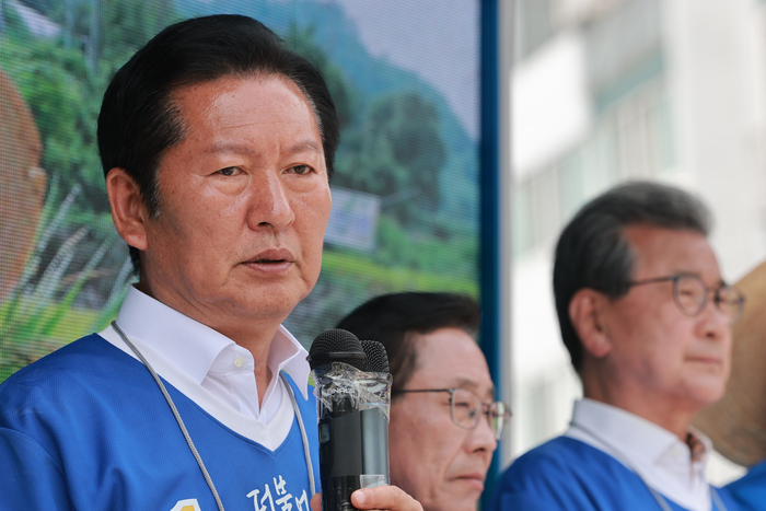더불어민주당 정청래 총괄상임선거대책위원장이 1일 충북 괴산군 자갈자갈 공동체센터 앞에서 민주당 신용한 충북도지사 후보, 이차영 괴산군수 후보 지원 유세를 하고 있다. 이날 한화에어로스페이스 대전공장에서 폭발 사고가 발생해 정 위원장은 민주당 후보와 캠프에 로고송 사용과 율동 금지를 긴급 지시했다. 연합뉴스