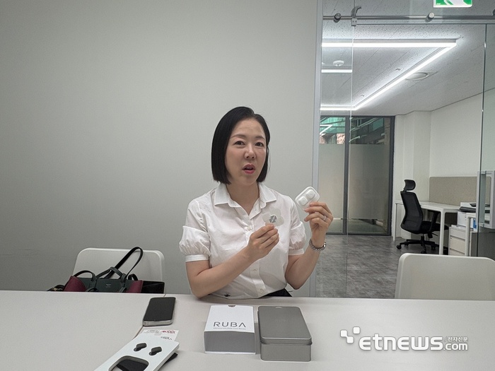 박세정 에이슨 대표가 홈케어 미용기기 '루바'를 소개하고 있다.