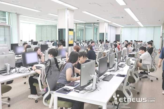 42경산이 오는 10월 1일 4기B 본과정 교육생 선발을 앞두고 '4기 2차 및 3차 라피신' 교육생을 집중 모집한다. 교육 모습.