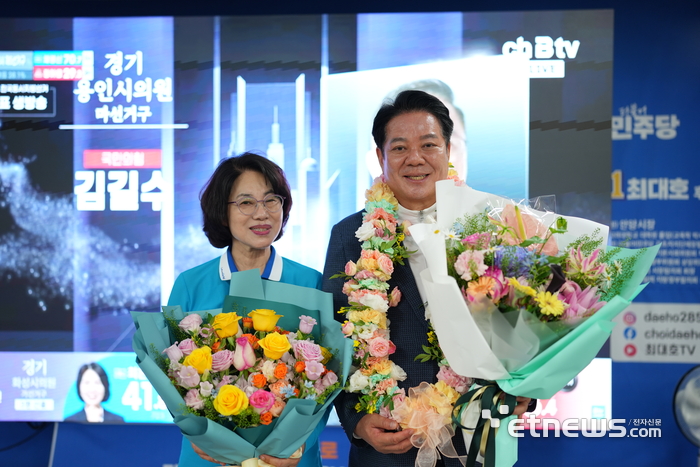 최대호 더불어민주당 안양시장 당선인이 4일 당선이 확정된 뒤 선거사무실에서 기념 촬영을 했다. 캠프 제공.