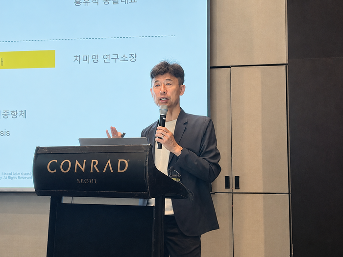 홍유석 지놈앤컴퍼니 총괄대표가 9일 서울 영등포구 콘래드 서울 호텔에서 열린 간담회에서 신약개발 전략과 기술이전 추진 현황을 발표했다.(사진=지놈앤컴퍼니)