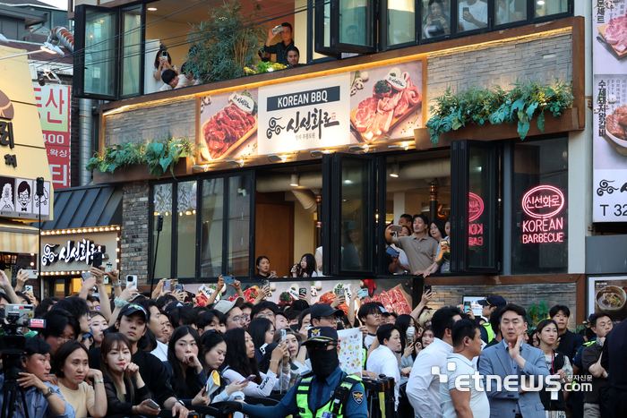 젠슨 황 엔비디아 최고경영자(CEO)와 최태원 SK회장, 구광모 LG회장, 이해진 네이버 의장과 삼겹살 회동이 열린 5일 서울 홍대 거리가 인파로 가득하다.