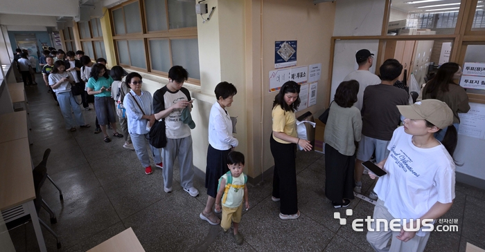 제9회 전국동시지방선거일인 3일 서울 영등포구 여의도중학교에 투표소에서 유권자들이 소중한 한 표를 행사하고 있다.  김민수기자 mskim@etnews.com