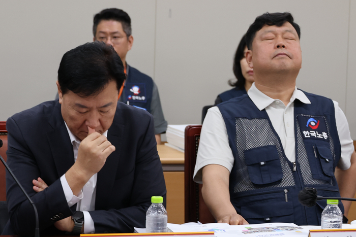11일 정부세종청사 최저임금위원회에서 열린 제5차 전원회의에서 사용자위원인 류기정 한국경영자총협회(경총) 전무(왼쪽)와 근로자위원인 류기섭 한국노총 사무총장이 심각한 표정을 짓고 있다. 연합뉴스.