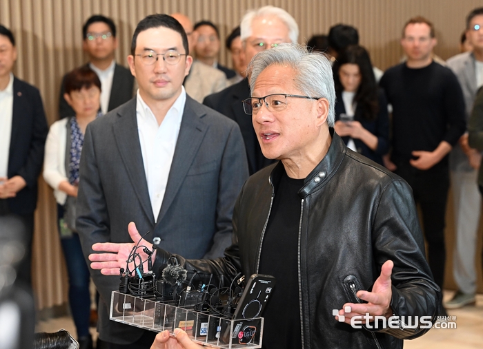 젠슨 황 엔비디아 최고경영자(CEO)가 8일 서울 여의도 LG트윈타워에서 구광모 LG그룹 회장과 회동 후 취재진의 질문에 답하고 있다. 이동근기자 foto@etnews.com