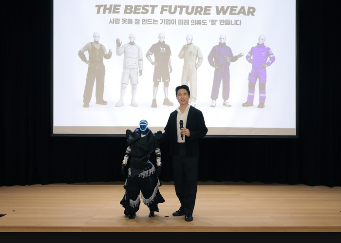 김익환 한세실업 부회장이 8일 서울 강남구 섬유패션클럽에서 열린 '웨어 더 퓨처(Wear the Future) 미디어데이'에서 휴머노이드 로봇 의류를 소개했다.