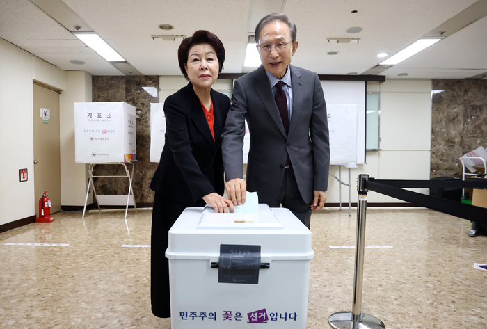 이명박 전 대통령과 부인 김윤옥 여사가 3일 서울 국민연금공단서울남부지역본부에 마련된 논현1동 제3투표소에서 투표를 하고 있다. 연합뉴스