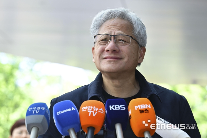 젠슨 황 엔비디아 최고경영자(CEO)가 5일 서울 강서구 서울김포비즈니스항공센터(SGBAC)를 통해 입국해 취재진의 질문에 답하고 있다. 젠슨 황은 이날 국내 주요 기업 총수들과 회동할 예정이다.
이동근기자 foto@etnews.com