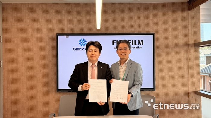 지미션 한준섭 대표(왼쪽)와 한국후지필름BI DXI 본부 조항근 본부장이 MOU 체결 후 기념촬영을 하고 있다. 〈지미션 제공〉