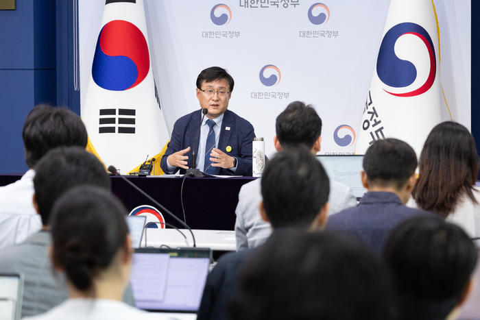 김성환 기후에너지환경부 장관이 4일 정부서울청사에서 열린 정부 출범 1주년 기자간담회에서 기자 질문에 답변하고 있다. 사진 출처 : 기후부