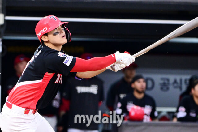 21일 오후 경기도 수원KT위즈파크 진행된 '2026 신한 SOL KBO 리그' 기아 타이거즈 - 수원 KT 위즈의 경기. 기아 김도영이 7회초 2사 1루에서 KT 손동현을 상대로 안타를 때리고 있다./수원=곽경훈 기자 kphoto@mydaily.co.kr
