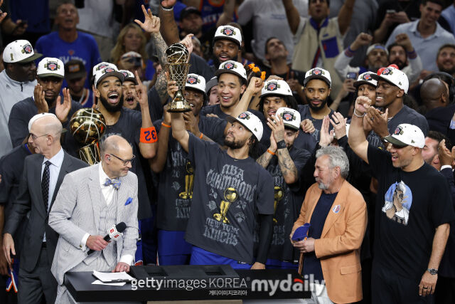 뉴욕 선수들이 14일 NBA 우승 세리머니를 하고 있다. /게티이미지코리아