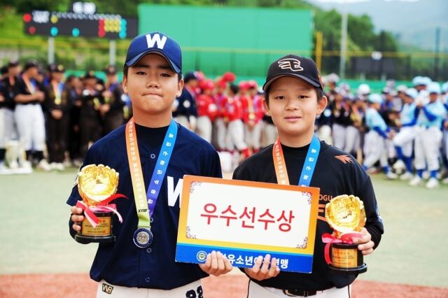 우수선수상을 받은 황지후(왼쪽)와 이규하. /대한유소년야구연맹 제공