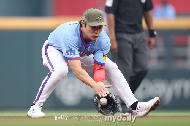 MLB 에틀랜타에서 뛰고 있는 김하성이 타구를 잡고 있다./게티이미지코리아