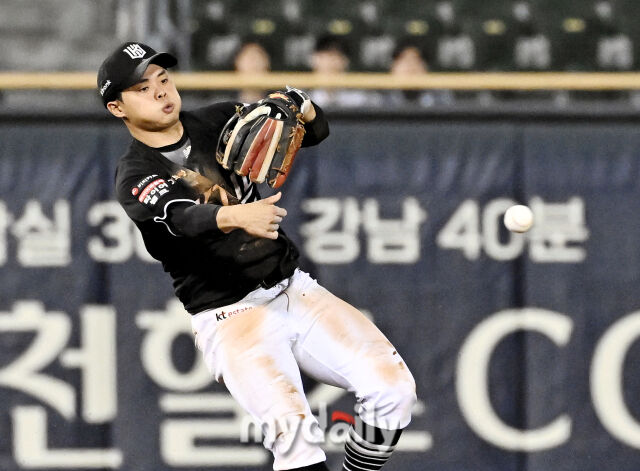 16일 오후 서울 잠실야구장에서 진행된 '2026 프로야구 KBO리그' 두산베어스와 KT위즈의 경기. KT 권동진이 7회말 1사 1루서 양의지의 타구를 잡아 병살로 연결하고 있다./잠실=송일섭 기자