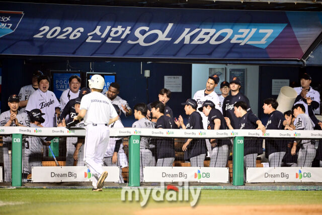 [MD포토] 노시환, 이도윤 '연장 11회 득점 추가'