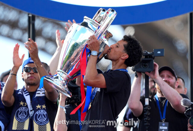 UEFA 챔피언스리그 우승 트로피에 키스 하는 마르키뉴스(가운데). /게티이미지코리아