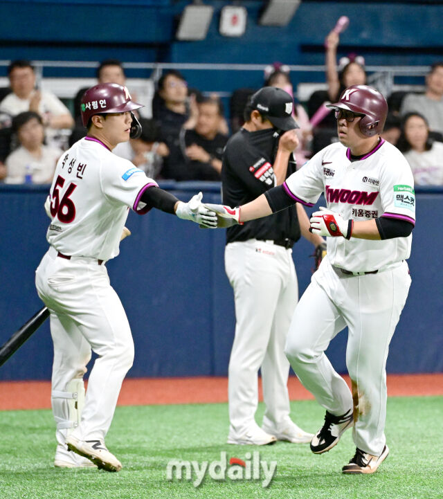 2026년 5월 30일 오후 서울 고척스카이돔에서 열린 '2026 신한 SOL KBO리그' KT 위즈와 키움 히어로즈의 경기. 키움 3루 주자 안치홍이 2회말 1사 1.3루서 최주환의 좌익수 희생플라이 때 홈을 밟고 있다./마이데일리